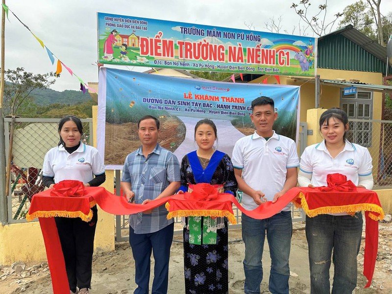 Hình ảnh một nhóm bạn trẻ đang cùng nhau xem một trận đấu thể thao hoặc chia sẻ mẹo chơi game, thể hiện tinh thần cộng đồng và chiến lược.