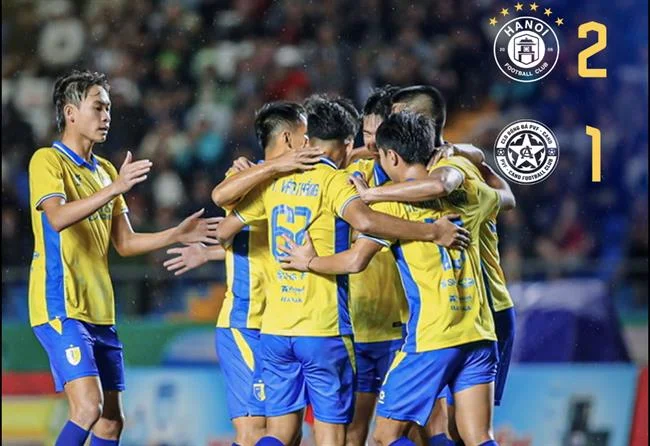 Một DJ đang trình diễn với ánh đèn neon tím và xanh lam, thể hiện tinh thần hiphop sôi động kết hợp với yếu tố cá cược trực tuyến của 188bet hiphop.