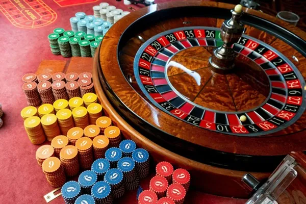 Một người chơi 188bet đang bình tĩnh phân tích tỷ lệ cược, thể hiện tâm lý vững vàng dưới áp lực, phản ánh tinh thần bình tĩnh của hiphop.