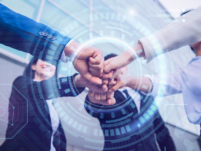 Một nhóm bạn trẻ đang nhảy breakdance hoặc nghe nhạc hiphop trong một không gian năng động, có thể là sân chơi đường phố hoặc phòng tập, thể hiện niềm vui và sự gắn kết từ văn hóa hiphop.