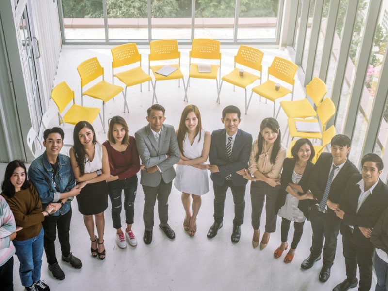 Hình ảnh cân bằng giữa biểu tượng hip hop và biểu tượng cá cược, thể hiện sự kiểm soát tâm lý